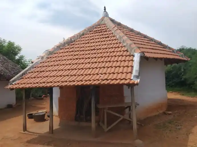 Arulmigu Vellaiyammal Malaikovil Temple, Poolampatty - 639002 அருள்மிகு வெள்ளையம்மாள் மாலைக்கோயில், பூலாம்பட்டி, கடவூர், கரூர். கோயில், Poolampatty - 639002, Karur - Ancient Temple Architecture and History Image 2