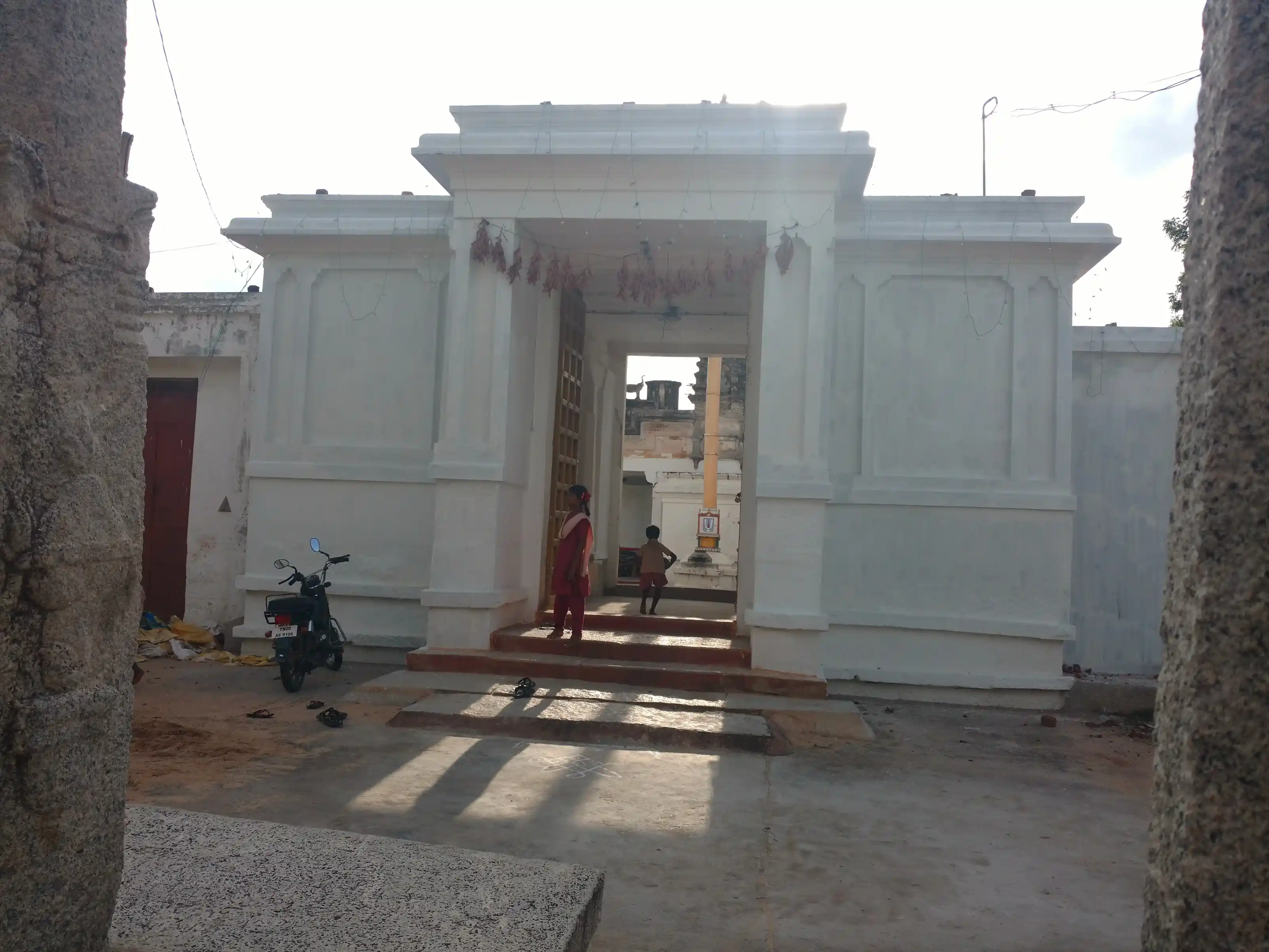 Arulmigu Venugopalaswamy Temple, Melapudi - 631208 அருள்மிகு வேணுகோபால சுவாமி திருக்கோயில், மேலப்புடி - 631208, Tiruvallur - Ancient Temple Architecture and History Image 2