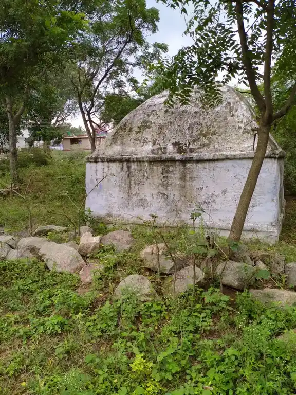 Arulmigu Vettaikarasamy Temple, Zaminuthukuli, Zaminuthukuli - 642004 அருள்மிகு வேட்டைக்காரசாமி திருக்கோயில், ஜமீனுத்துக்குளி, Zaminuthukuli - 642004, Coimbatore - Ancient Temple Architecture and History Image 2