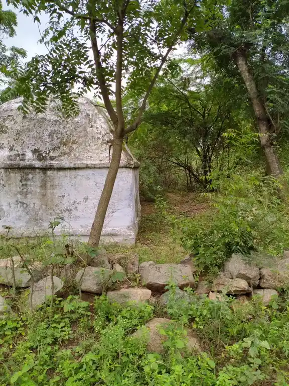 Arulmigu Vettaikarasamy Temple, Zaminuthukuli, Zaminuthukuli - 642004 அருள்மிகு வேட்டைக்காரசாமி திருக்கோயில், ஜமீனுத்துக்குளி, Zaminuthukuli - 642004, Coimbatore - Ancient Temple Architecture and History Image 3