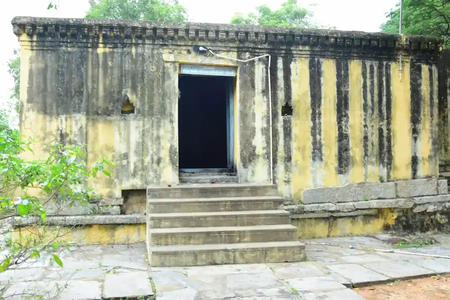Arulmigu Vidyavanitha Pallava Parameswarar Temple, Kooram - 631502