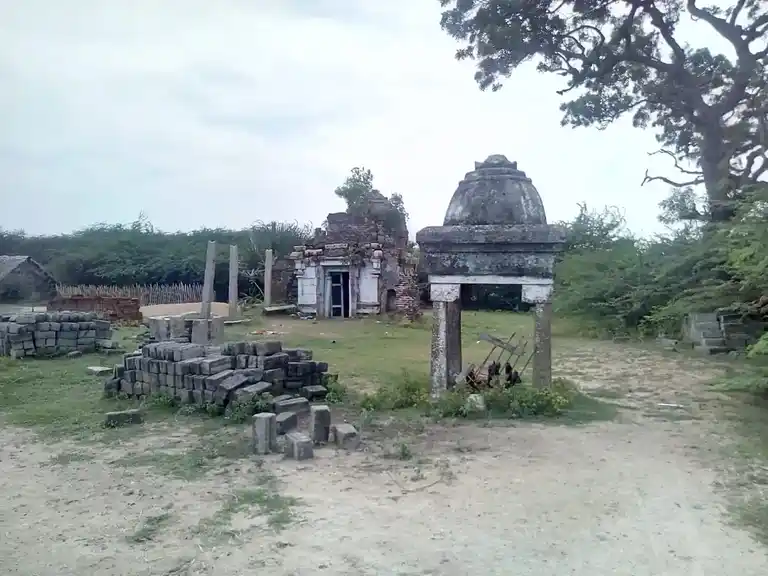 Arulmigu Vishvanaathaswamy Temple, Vilatthur - 614619